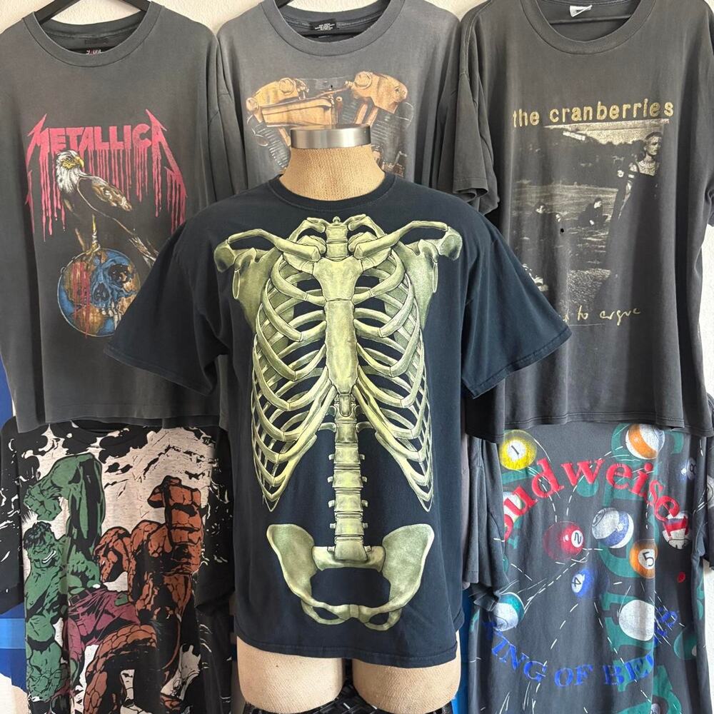 Vintage 2000s halloween skeleton t shirt